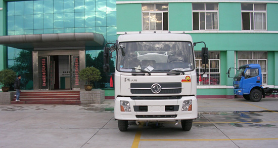 天錦8方灑水車