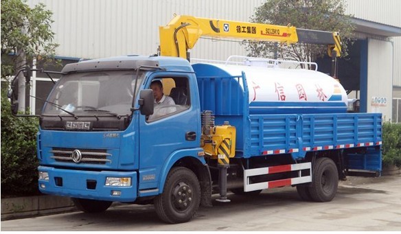 灑水車帶隨車吊圖片