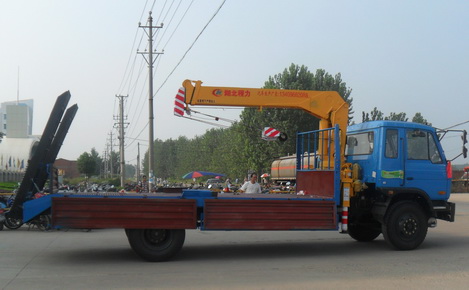 東風(fēng)隨車(chē)吊圖片