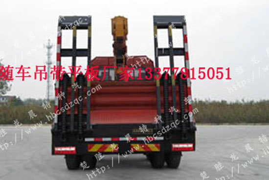 隨車起重運(yùn)輸車帶拖挖機(jī)車圖片