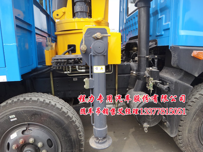 三軸隨車起重運輸車