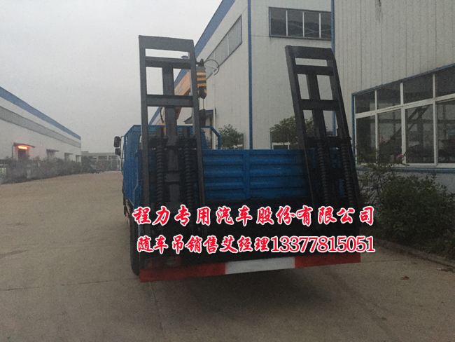 隨車(chē)起重運(yùn)輸車(chē)多功能圖片