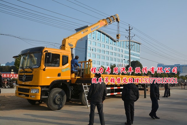 東風(fēng)三軸隨車起重運(yùn)輸車圖片